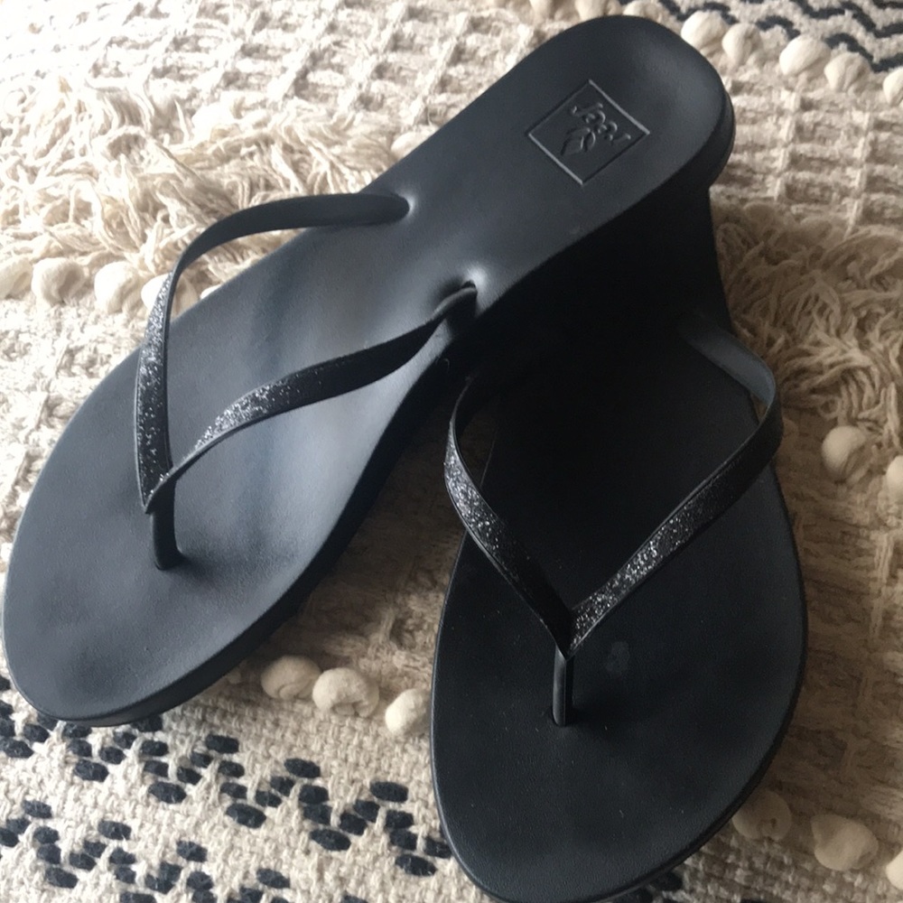 Reef. Women’s sparkle thongs.